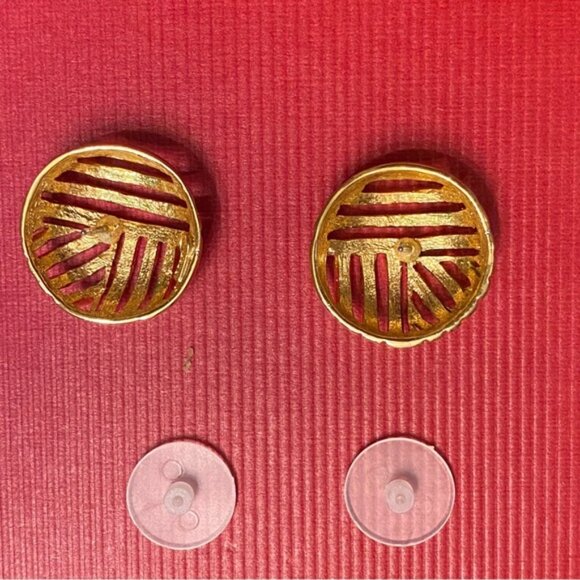 TAT EARRINGS VINTAGE GOLD TONE OPEN WORK ROUND STUD PIERCED CIRCLE SIGNED - Picture 7 of 8